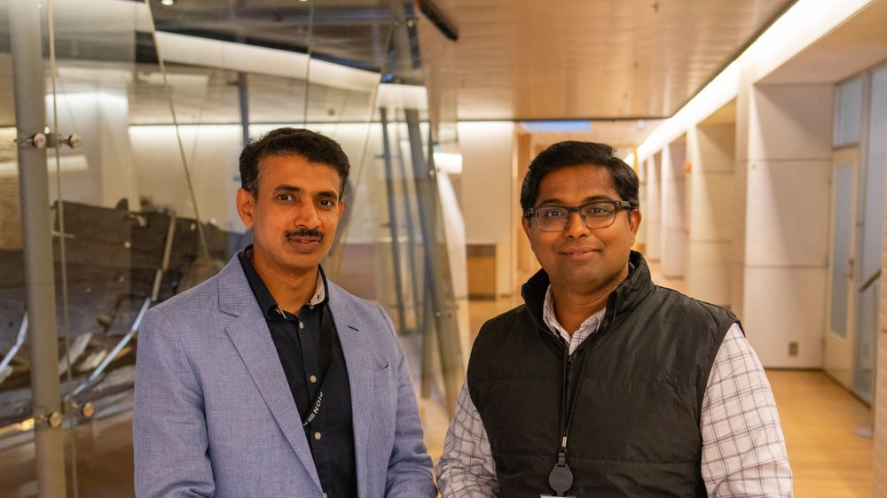 Avesh Godase og Satya N. Sundararajan jobber med Site Reliability Engineering (SRE) i DNB. Foto: TUM Studio