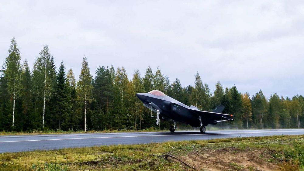 To norske F-35A landet på Tervo vegbase i Finland i 15-tida torsdag 21. september etter samtrening med finske F/A-18 Hornet.