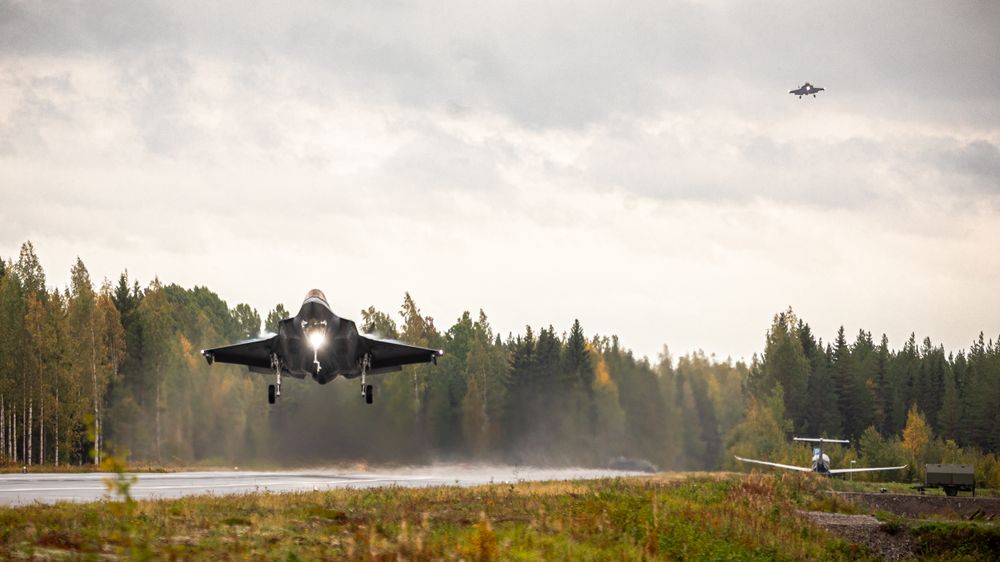 Norske F-35A gjennomfører «touch and go» på motorvei i Finland for første gang, torsdag 21. september.