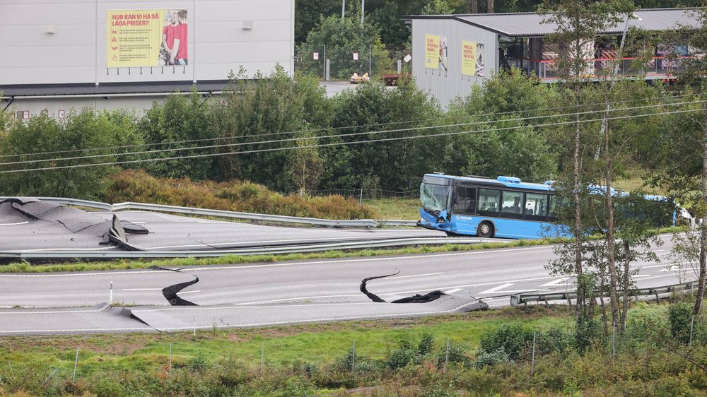 E6 ved Stenungsund er stengt i begge retninger etter at vedvarende regn har forårsaket et stort synkehull som flere personbiler og en buss kjørte i. Tre personer skal være skadd.