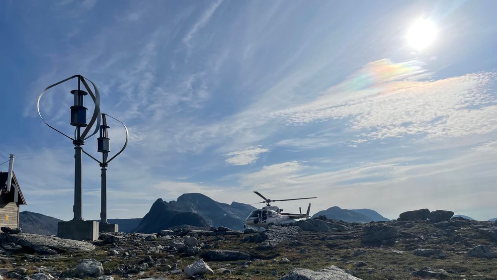 Basestasjonen Telia har satt opp i Trollstigen. Turen opp har gått med helikopter, for å få opp nye solcellepaneler.