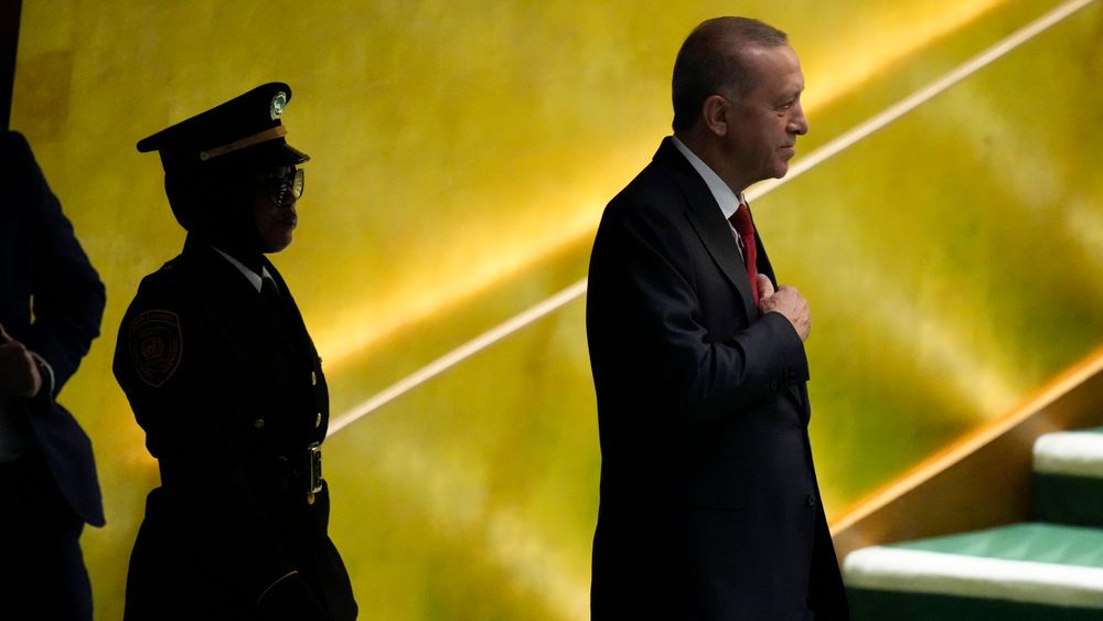 Tyrkias president Recep Tayyip Erdogan blir her eskortert til podiet under møtet i FNs generalforsamling tirsdag.