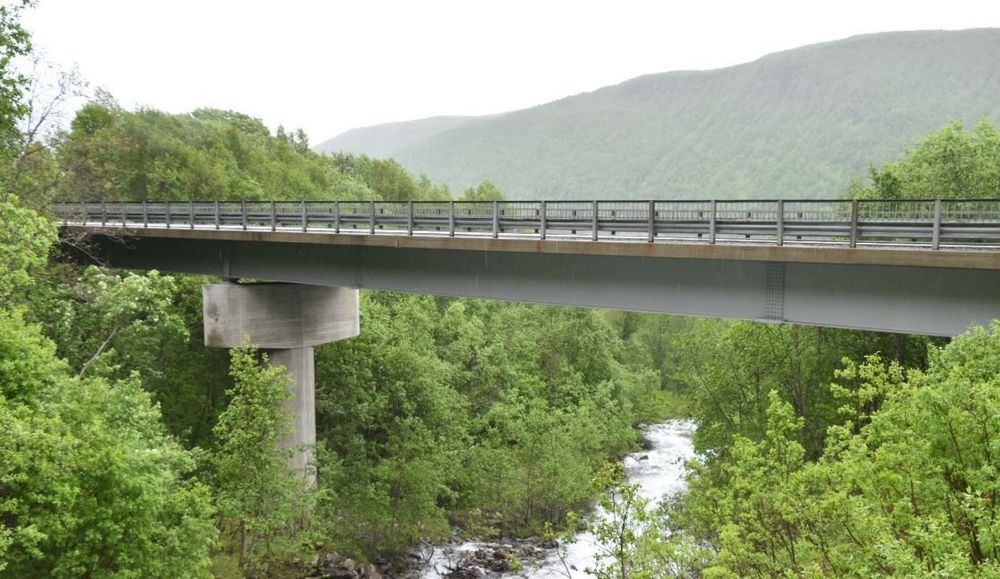 På E8, rundt 17 kilometer sør for Tromsø, ligger Kalvebakken bru (76 meter lang).