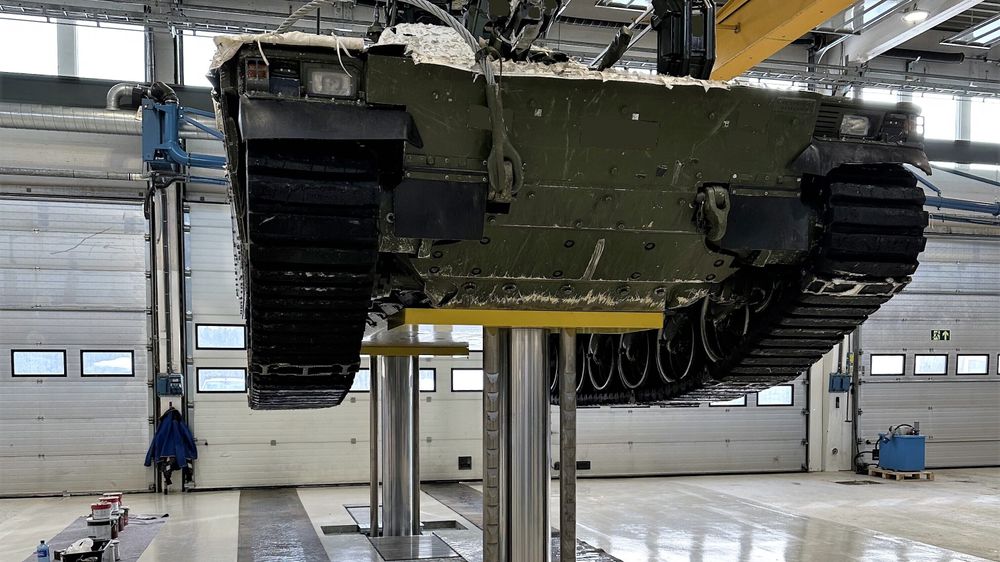 Saksøkeren, selskapet Rubix har blant annet levert bukker som kan løfte de tunge CV 90-vognene i Porsanger leir.