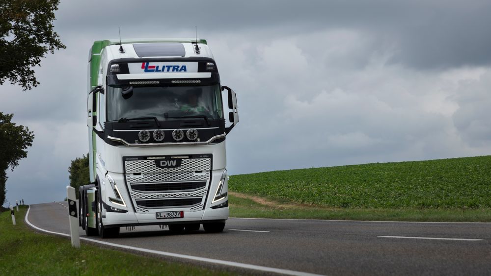 Verdens første elektriske lastebil for langtransport med en batteripakke på 1000 kWh på vei på til Norge gjennom Tyskland.