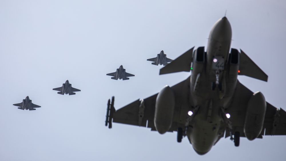 Nederlandske F-35A over Ørland flystasjon, med tsjekkisk Jas-39C Gripen som lander under Arctic Challenge Exercise våren 2023.