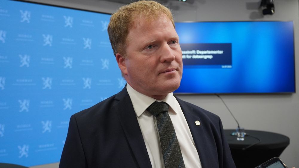 Kommunal- og distriktsdepartementet får ansvar for det nye forvaltningsorganet. Her er ansvarlig minister Sigbjørn Gjelsvik på pressekonferanse om dataangrepet mot departementene.