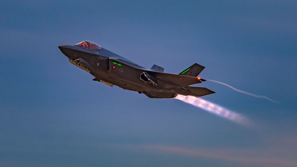 De fire første F-35A-flyene ble fløyet fra Lockheed Martin-fabrikken i Fort Worth til Skrydstrup flystasjon 12. september og landet på dansk jord to dager senere etter ei mellomlanding på Azorene.