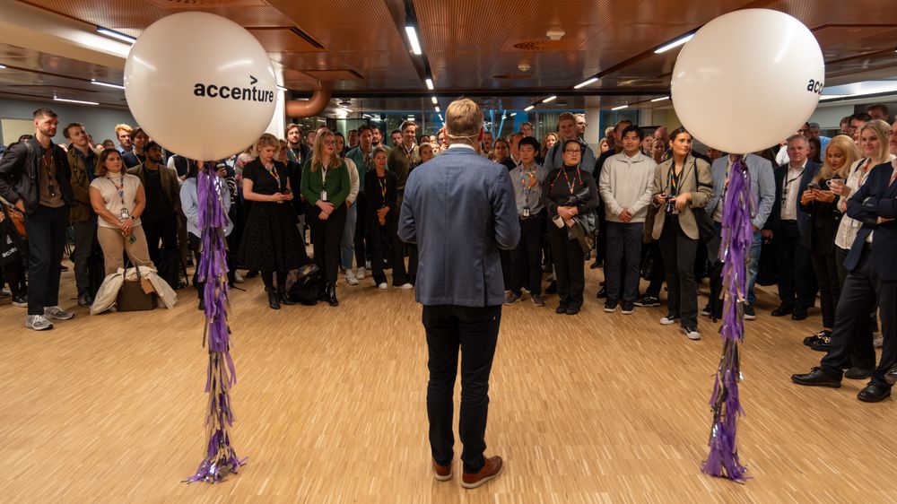 Administrerende direktør Torbjørn Eik-Nes ønsker Accenture-ansatte velkommen til første dag i nye lokaler.