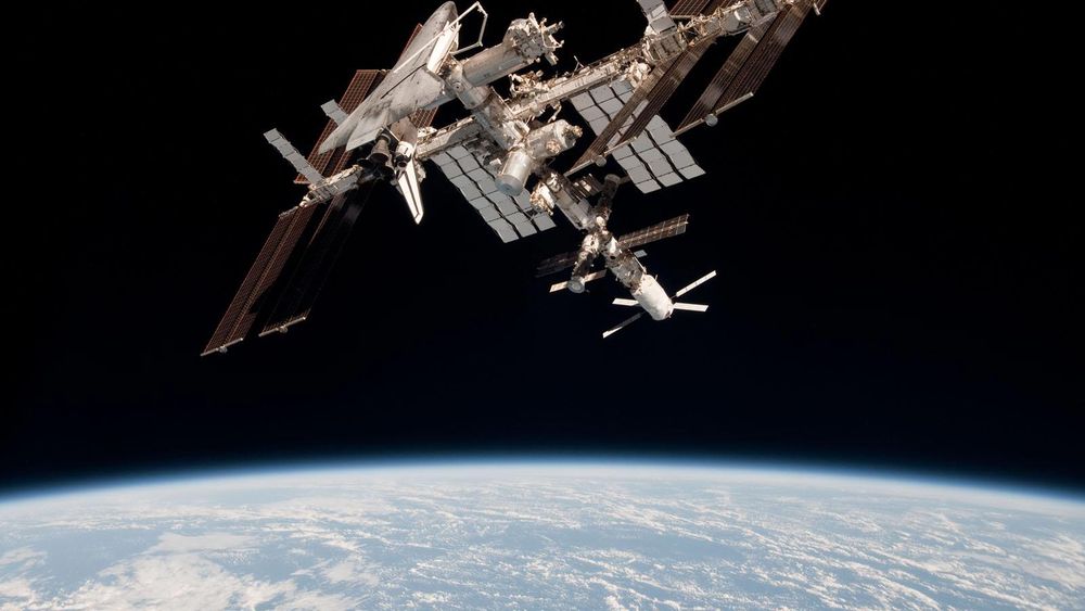 Den internasjonale romstasjonen (ISS) må foreta manøvre for å unngå kollisjon med romskrot. 