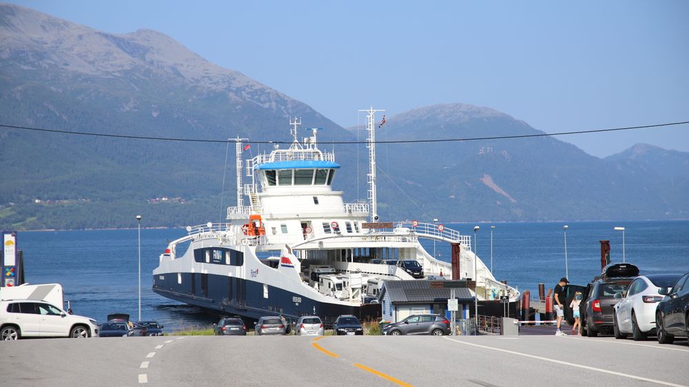 Bildet av el-fergen MF Eresfjord som Fjord1 satt i drift på sambandet Afarnes-Solsnes i Møre og Romsdal. 