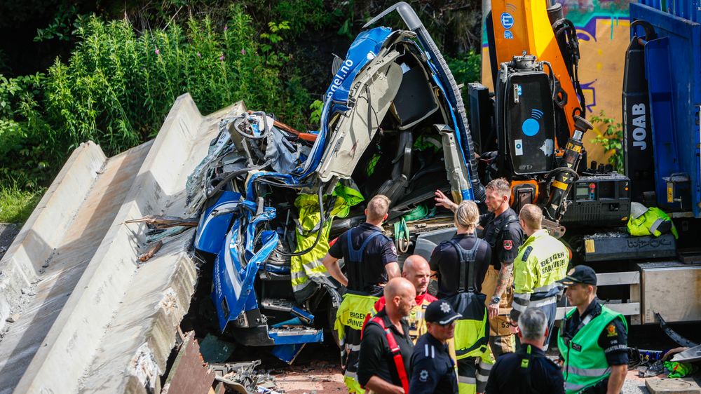 Sammenstøtet med brua førte til at et betongelement falt ned på lastebilens førerhus. Foto: Tuva Åserud / NTB