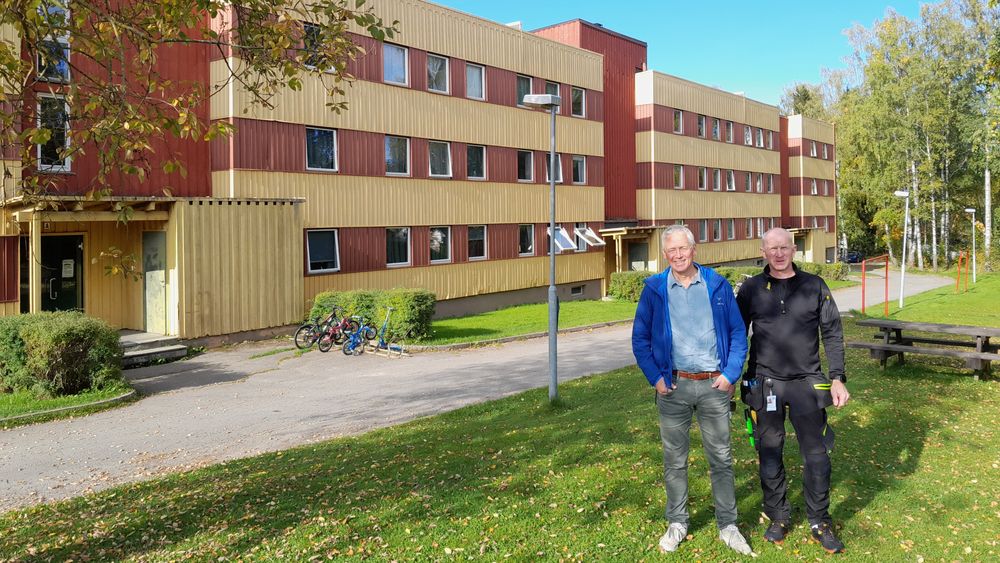 Daglig leder Lars J. Bjerkvoll og rørlegger Steinar Johansen i Stange kommunale boligforetak håper å kunne etterisolere denne kommunale blokka fra 1974. Det kan halvere energiforbruket til oppvarming, tror Bjerkvoll.