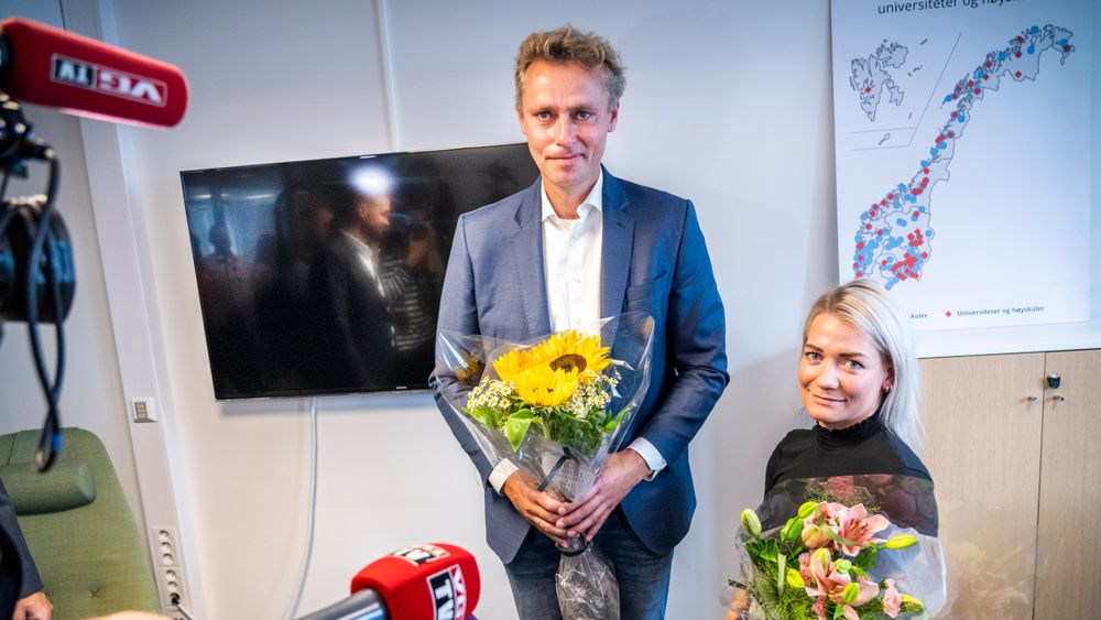 Ola Borten Moe måtte takke for seg 4. august, mens partifelle Sandra Borch overtok statsrådsstolen. Hun fikk dermed også æren av å åpne Norsk nukleært forskningssenter kort tid etter.