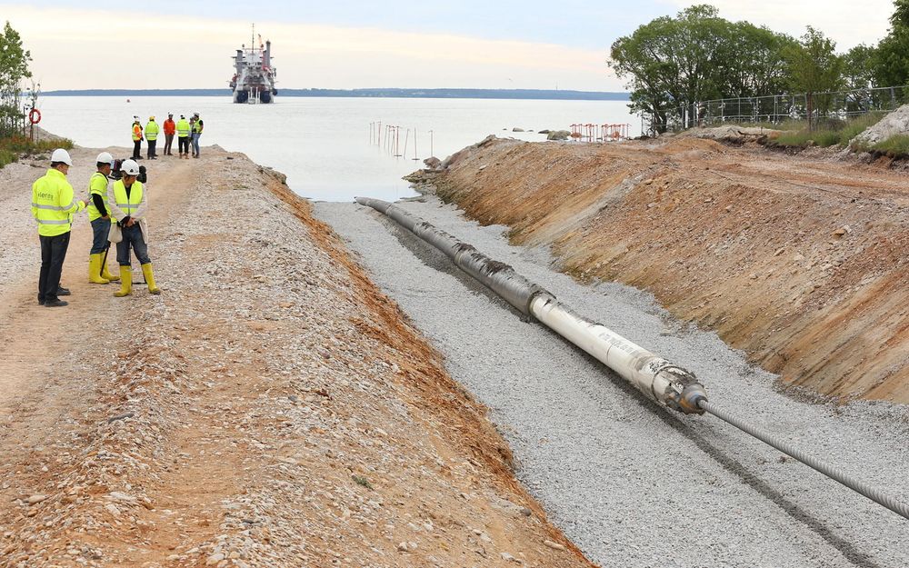 Fra leggingen av Balticconnector på estisk side av Finskebukta. Nå er gassrøret stengt. Det er foreløpig ikke kjent om det er snakk om sabotasje, men den finske regjeringen har kalt inn til pressekonferanse i ettermiddag.