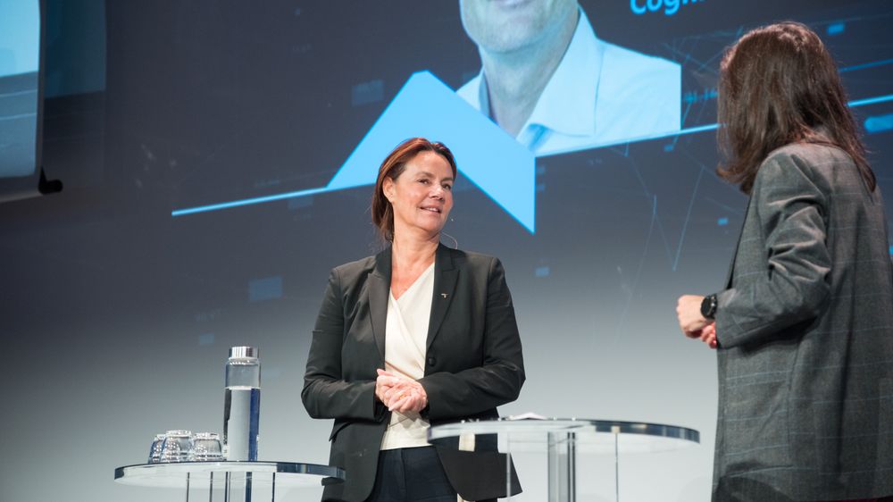 Telenor Norge-sjef Birgitte Engebretsen sa under en paneldebatt på Attack-konferansen at  det trengs tverrsektorielle strategiske cybersikkerhetsøvelser. På bildet snakker hun med Siri Lill Mannes, som ledet debatten.
