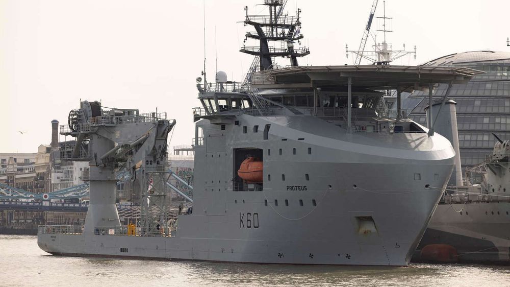 RFA Proteus er klar for subsea beskyttelsesoppdrag med et mannskap på 26 sivile og 60 fra Royal Navy.
