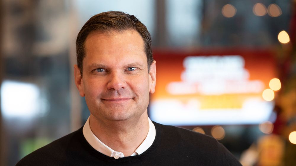 Tidligere ishockey-proff Patrik Hofbauer er i dag administrerende direktør i Svenska Spel. Han tar over ledelsen av Telia Company 1. februar 2024. 