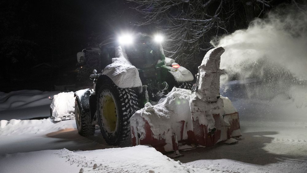 Vestfossen  20180212.Snø som ryddes vekk med traktor med snøfreser.Foto: Terje Bendiksby / NTB