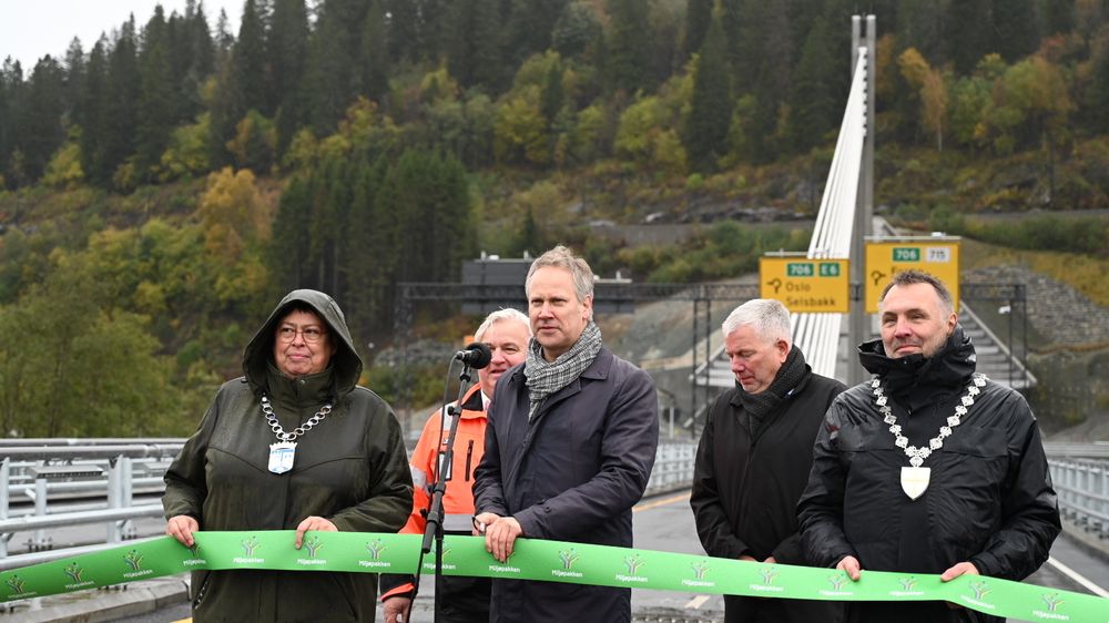 Ordfører Rita Ottervik, divisjonsdirektør Kjell Inge Davik i Vegvesenet, samferdselsminister John-Ivar Nygård, fungerende vegdirektør Ove Myrvåg og fylkesordfører