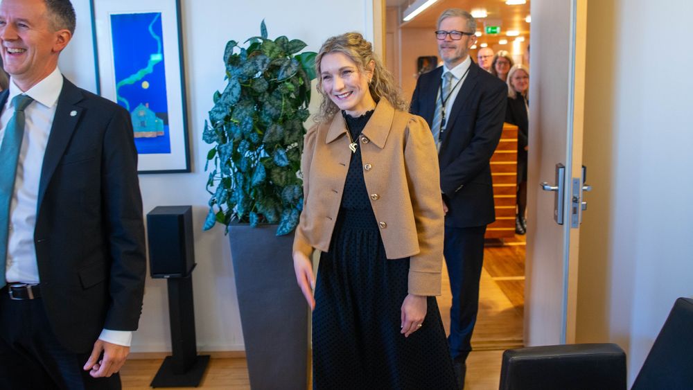 Digitalisering- og forvaltningsminister Karianne O. Tung går inn på kontoret i kommunal- og distriktsdepartementet for å overta nøkkel. Fra første januar har hun et eget departement.