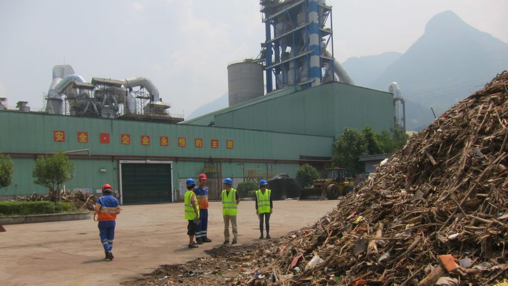 Avfallet i dette deponiet er samlet opp fra elven Yangtze i Kina og inneholder 12 prosent plast. Nå har Sintef vist land i Asia at ikke-gjenvinnbar plast fra overfylte søppeldynger kan bli en grønn gullgruve for lokal sementindustri.