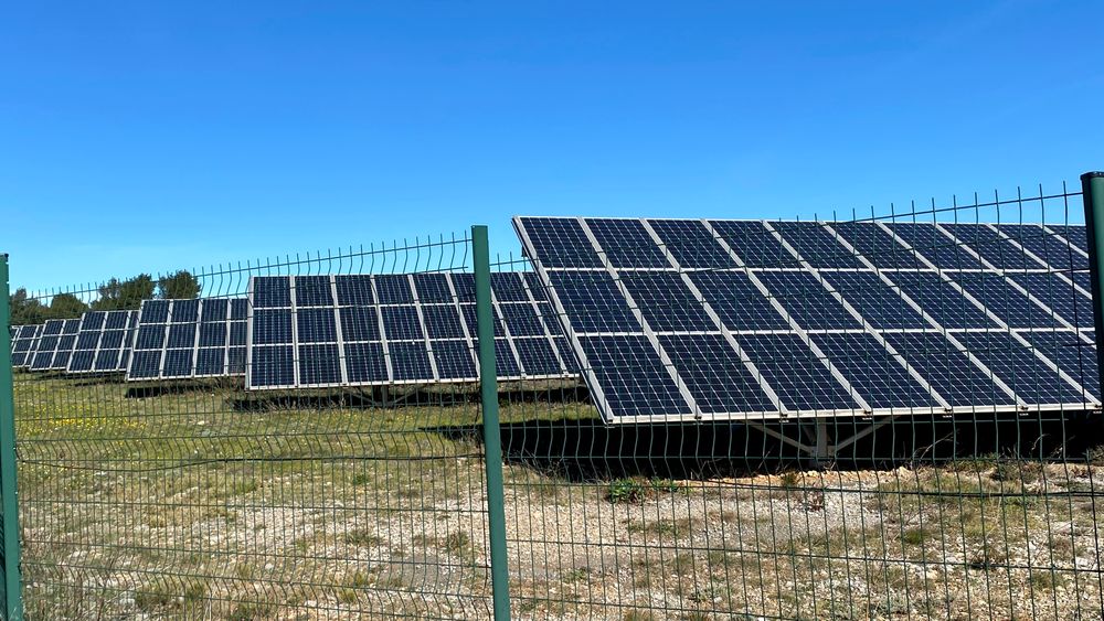 Massiv utbygging av fornybar energi i Europa, krever en styrking av nettet. Her solcellepark i Aude i Frankrike. 