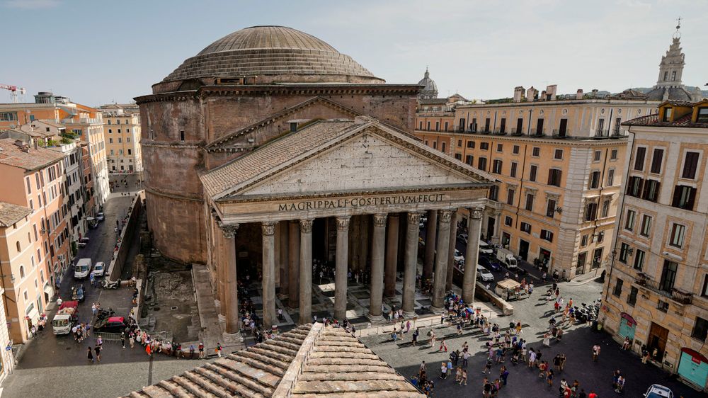 Pantheon i Roma ble bygd under keiser Augustus i år 27-25 før Kristus, men rekonstruert under keiser Hadrian mellom 118 og 128. «Alle guders tempel» er en av de best bevarte bygninger fra Romerriket.