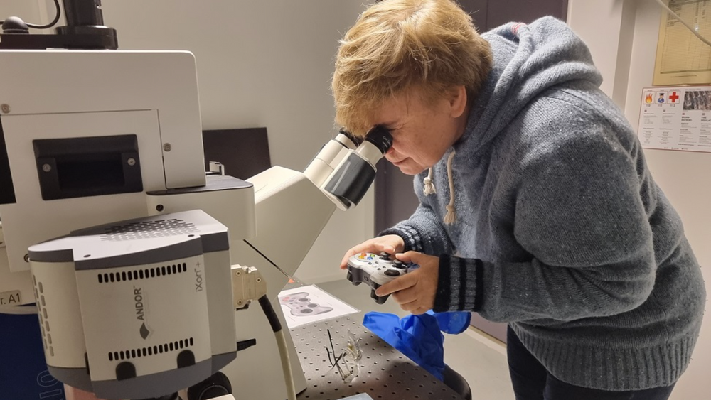 Professor Erika Eiser var med i gruppen som bekreftet at vi kan finne bakterier og virus mer effektivt med en ny metode. 