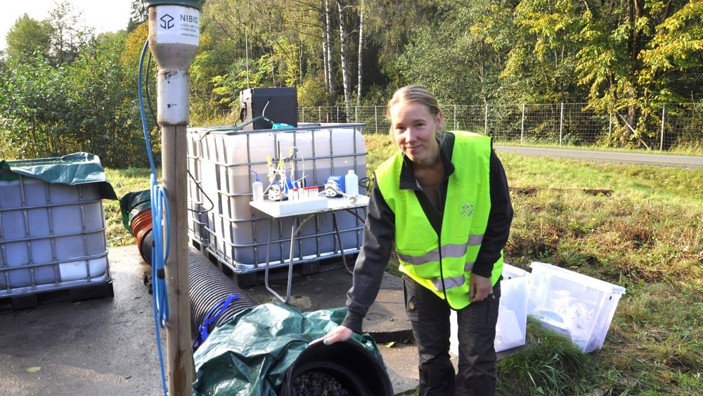 NMBU-student ved Ås, Hanna Marie Kjernsby, tester en ny rensemetode for tunnelvaskevann som en håper å kunne bruke på Oslofjordforbindelsen byggetrinn 2