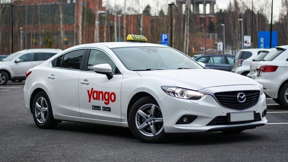Nye lover kan gi russiske myndigheter fjerntilgang til russiske taxiselskapers data – inkludert å redigere eller slette dataene. Bildet viser en Yango-tilknyttet drosje i Finland.