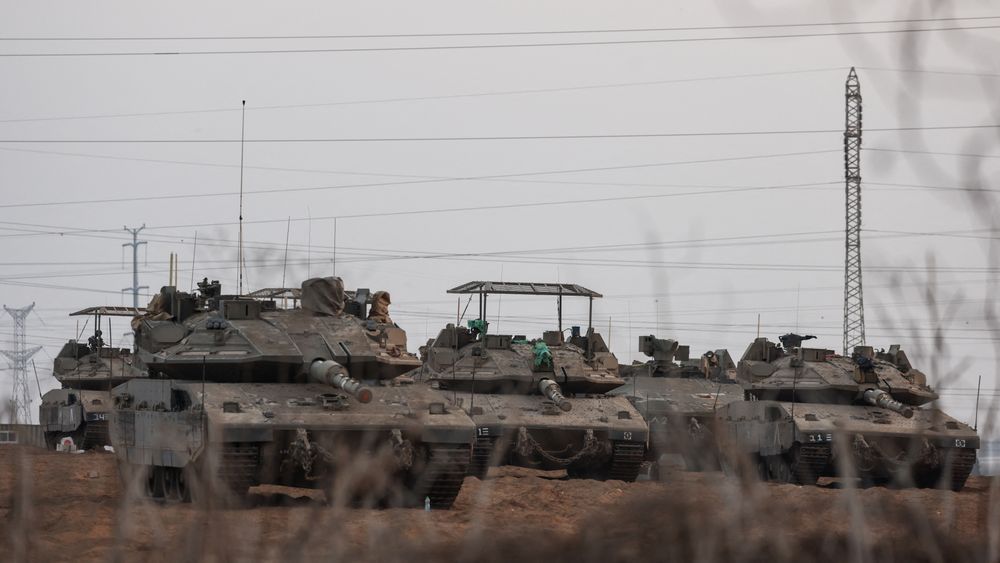 Israelske Merkava-stridsvogner posisjonert nær grensa til Gazastripa på et bilde tatt søndag 22. oktober.