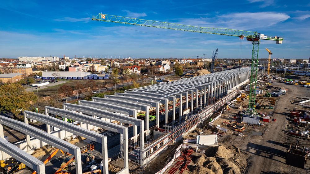 Oppstartsselskapet Sonocrete i Tyskland har tatt den nye produksjonsmetoden med ultralyd ut fra labratoriet, og produsert betongelementene i denne vedlikeholdshallen for tog i den tyske byen Cottbus.