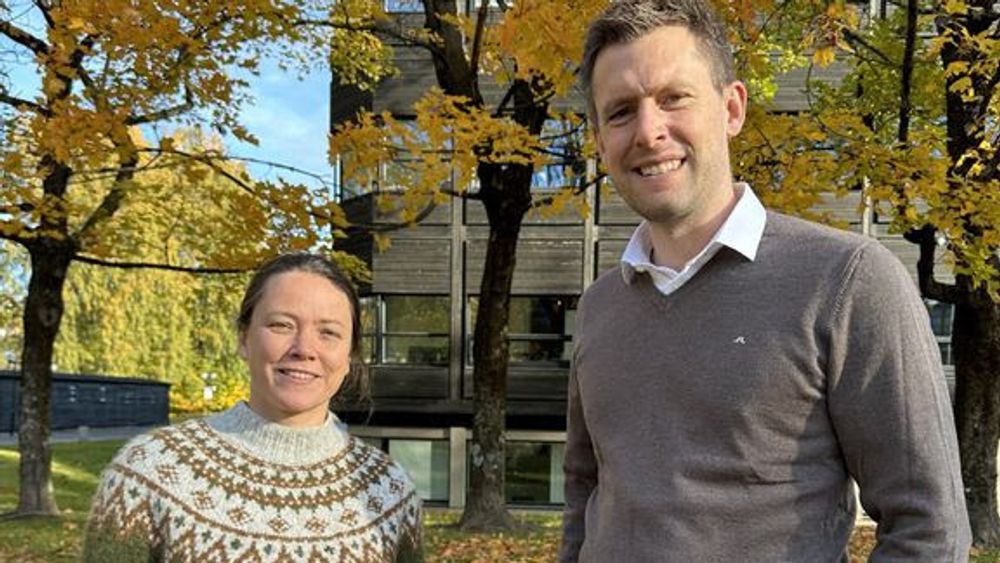 Marte Gurijordet Paus Vadem, prosjektleder bærekraft Asplan Viak og Eivind Dahl Thoresen, partner og daglig leder i Vaar Consulting har signert samarbeidsavtale.