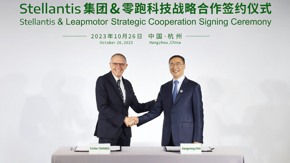 Stellantis-direktør Carlos Tavares og Leapmotors-direktør Zhu Jiangming under signering av samarbeidsavtale.