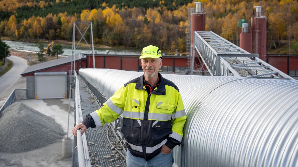 For 20 år siden startet Svein Lund industrieventyret Glasopor her i Skjåk. Nå lanserer utviklingssjefen et sterkere og mer stabilt lettfyllingsmateriale etter mange års utvikling. 