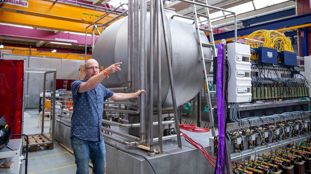 Thomas Steenberg, direktør og medgründer i Copenhagen Atomics, viser oss «løken». Inne i stålkulen finner vi to kuler til, hvor den innerste inneholder selve litiumfluorsaltet som holder thoriumfluorid i løsning. Løken, saltpumper og alt som skal til, bygges inn i en 40 fots container som vil produsere 100 MW termisk energi.