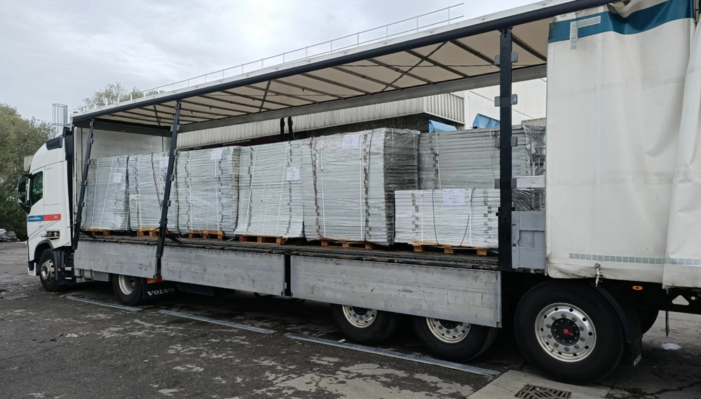 Utrangerte solcellepaneler ankommer Stena Recyclings gjenvinningssenter i Italia.