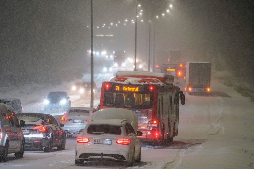 Snø førte til store problemer i trafikken på Østlandet mandag. Det er ventet mer snø tirsdag ettermiddag og kveld