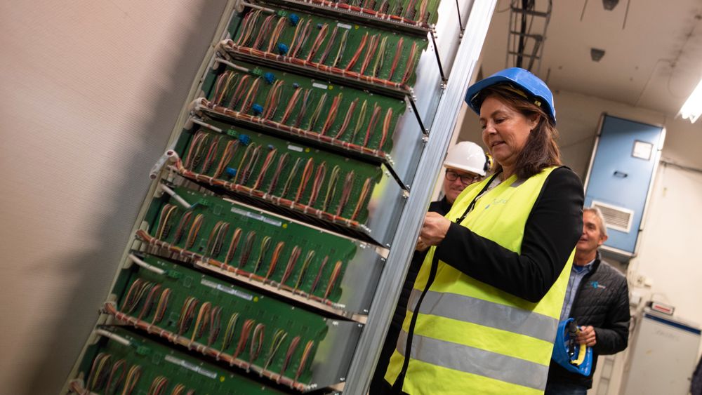 Birgitte Engebretsen, leder for Telenor Norge, blant kabler og annet utstyr etter kobbernettet. Nå rydder Telenor opp i gammel historie. 