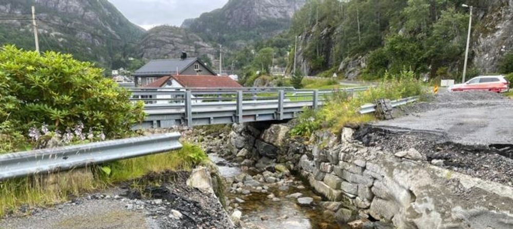 Sandal bru ble tatt av flom i 2018. Midlertidig bru er bygget nedstrøms.