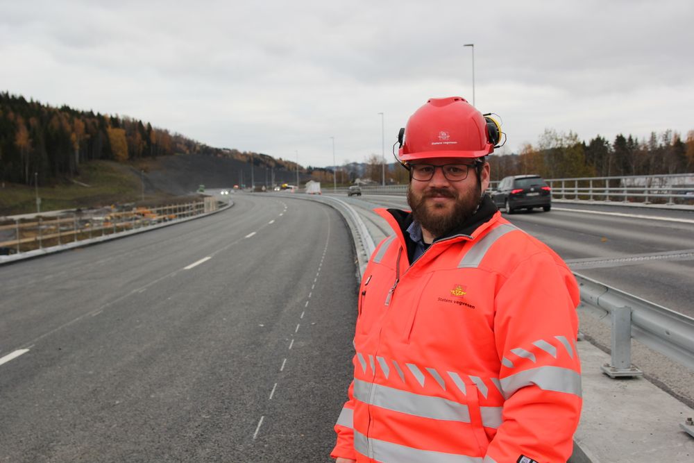 Byggeleder Tor Iver Steig i Statens vegvesen kan åpne den nye vegen fire uker tidligere enn planlagt.