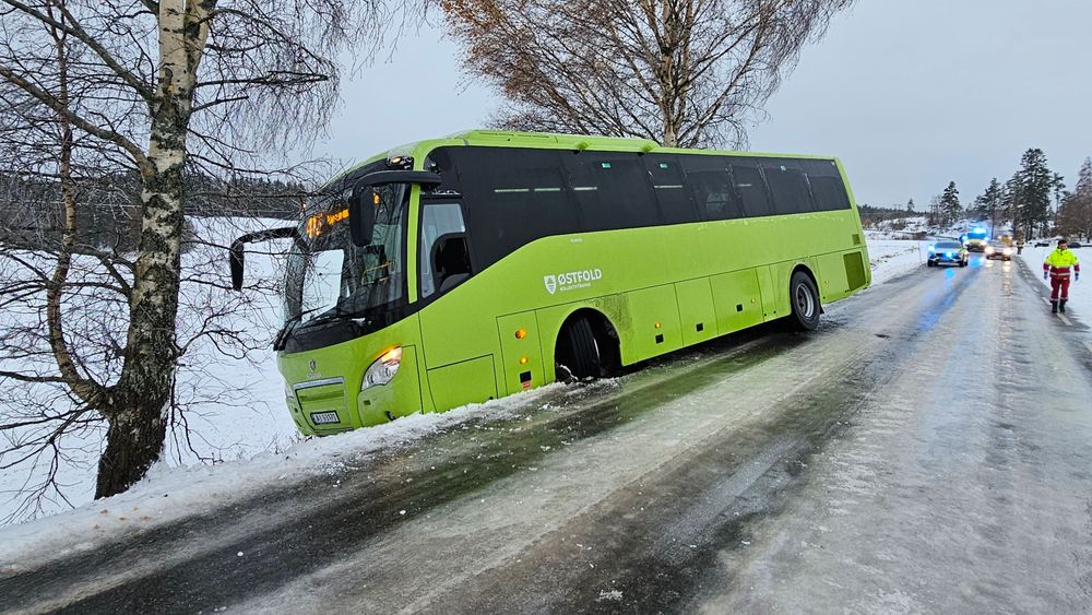 En buss kjørt av veien ved Åsgårdveien i Mysen i Østfold. Ingen ble skadd.