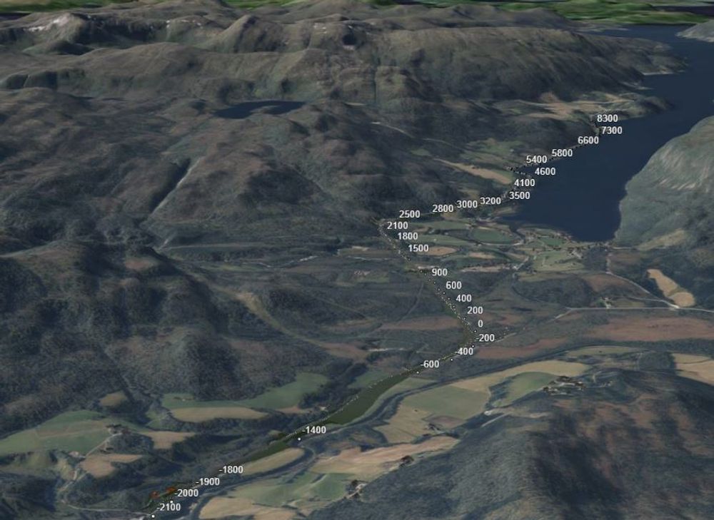 Modell av den nye veistrekningen, med utsikt vestover mot Vinjeøra innerst i fjorden.