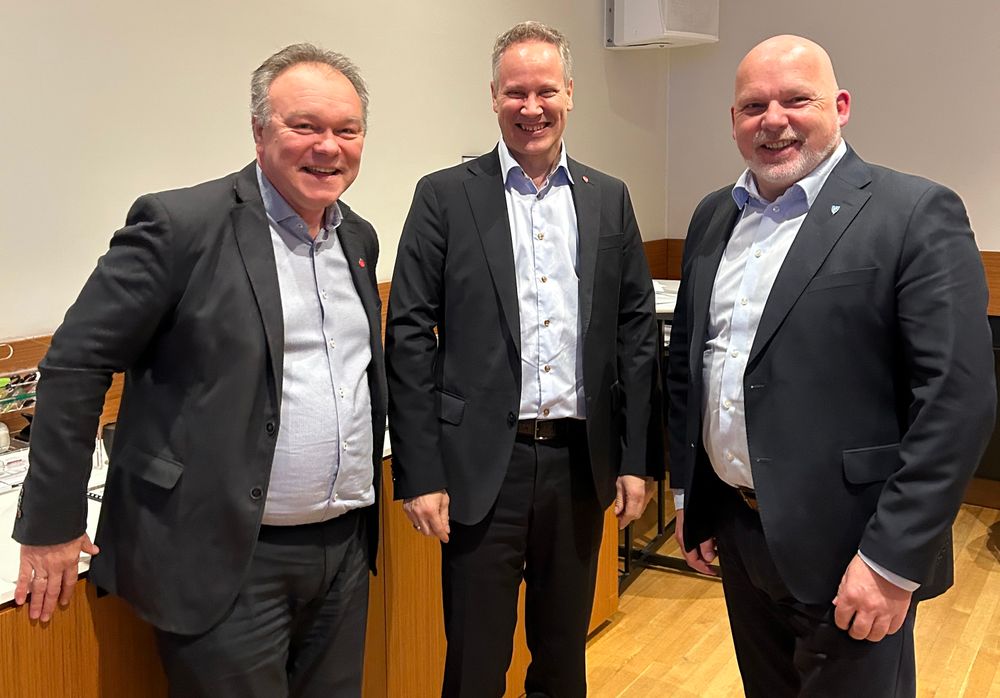 Fv. leder i samferdselsutvalget, Hans Olav Myklebust, samferdselsminister Jon-Ivar Nygård og fylkesordfører Anders Riise.