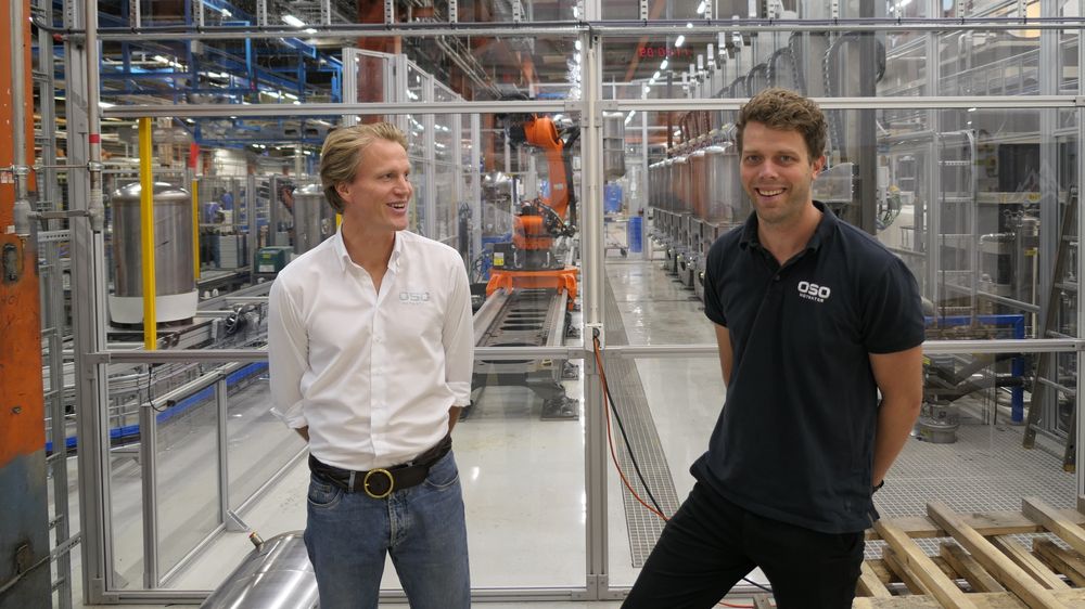Produktsjefene Sigurd Braathen og Lars Buan i fabrikken som er en av landets mest robotiserte. Her lages 1200 varmtvannsberedere hver dag, stadig flere sensorbaserte.