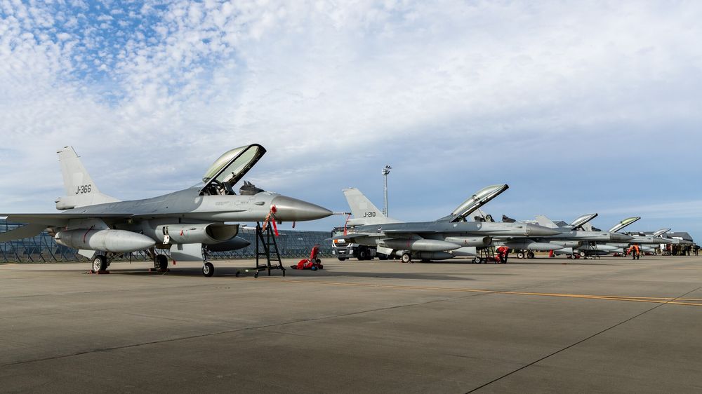 Fem nederlandske F-16 ankom Romania tirsdag 7. november. Jagerflyene skal blant annet brukes til opplæring av ukrainske flygere.