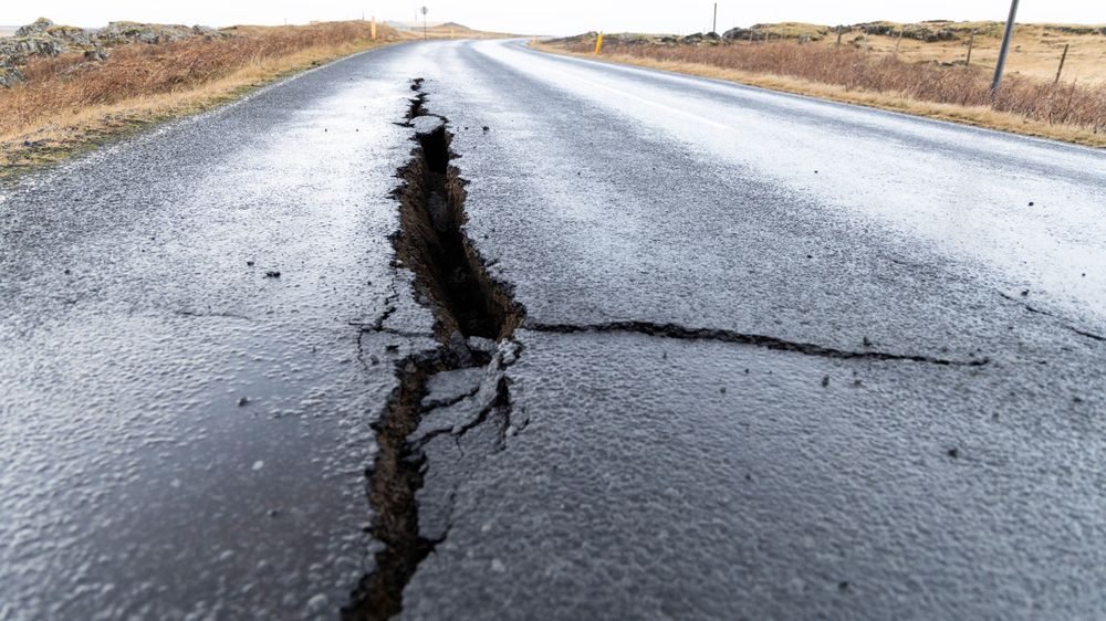 Sprekker asfalten på en vei, forårsaket av vulkansk aktivitet ved Grindavik på Island. 