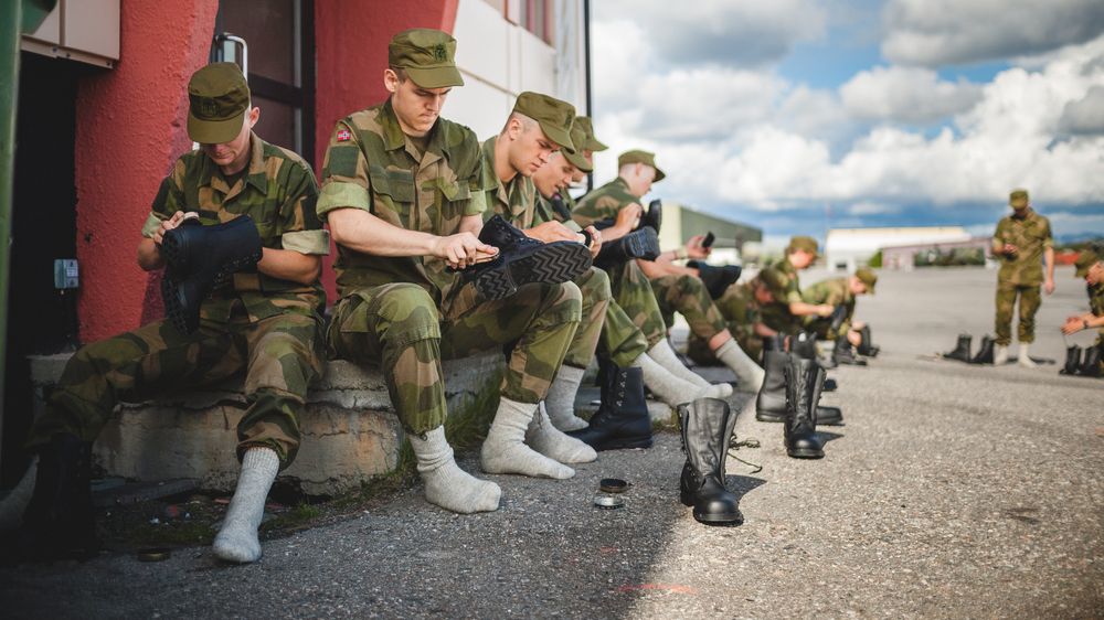 Det er mange grunnleggende ferdigheter ferske rekrutter må lære seg, skopuss er én av dem. Dette bildet ble tatt ved Garnisonen i Sør-Varanger i 2016.