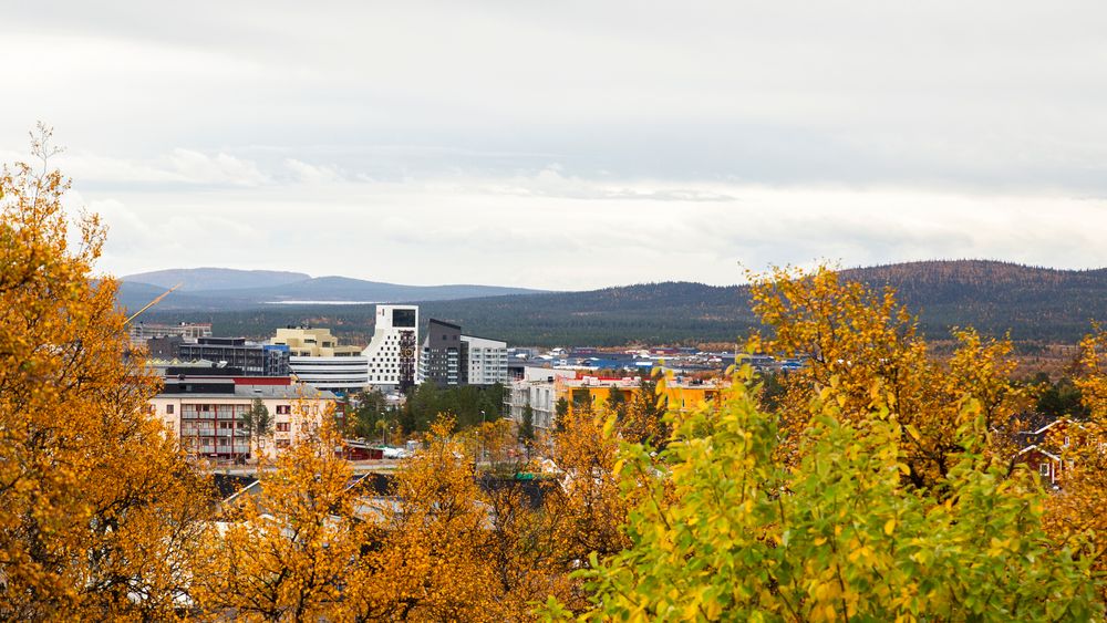 Etter at det ble påvist store forekomster av magnetitt her på slutten av 1800-tallet, har byen Kiruna vokst frem rundt malmfjellet Kiirunavaara. Gruvedriften er også årsaken til at hele bykjernen nå har blitt flyttet.